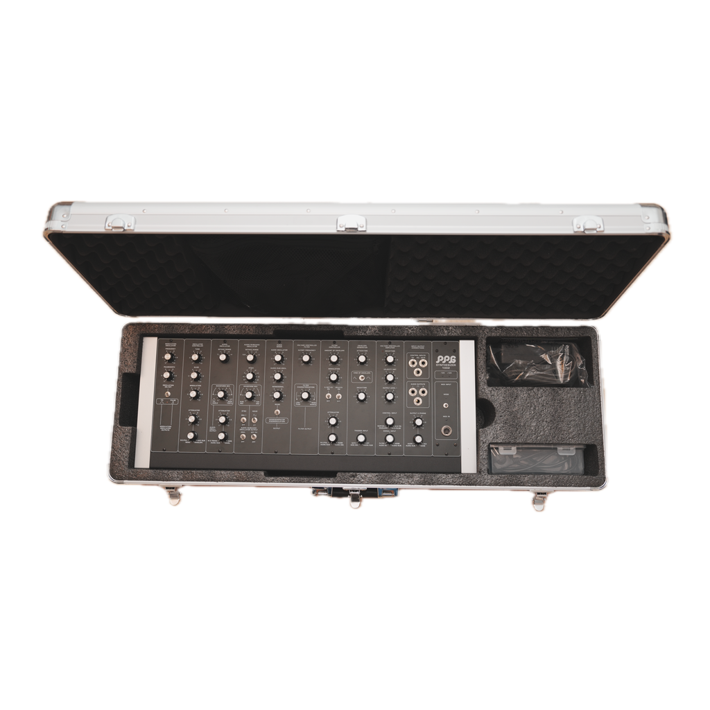 PPG 1002 Mk2 Synthesizer im offenen Flightcase mit Schaumstoffeinlage