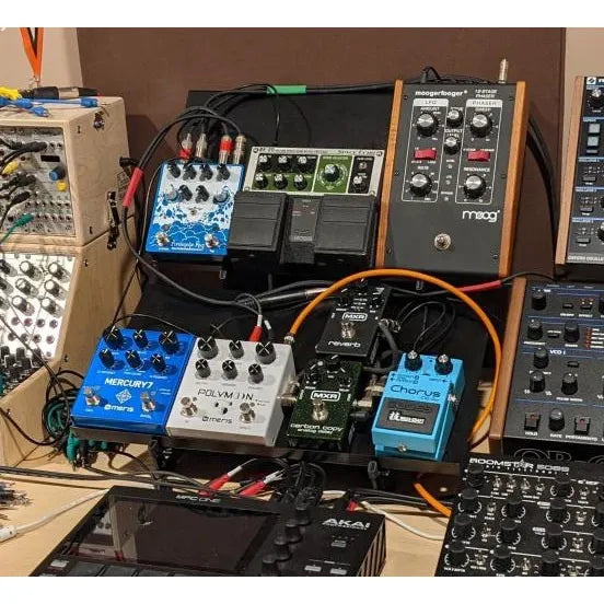 Zwei SynthRISE Expansion Shelves Large auf Ständer mit Synth-Equipment