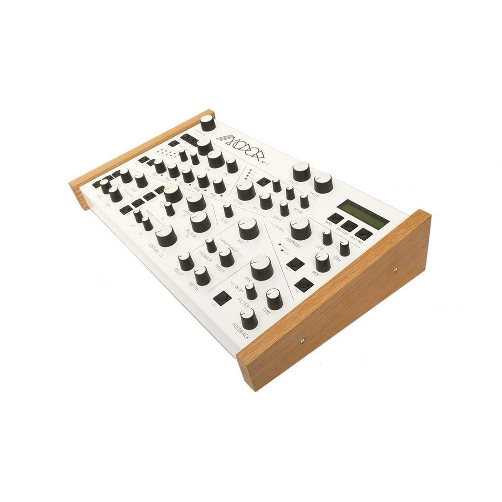 Modor NF-1 Digital-Synthesizer auf weißem Hintergrund