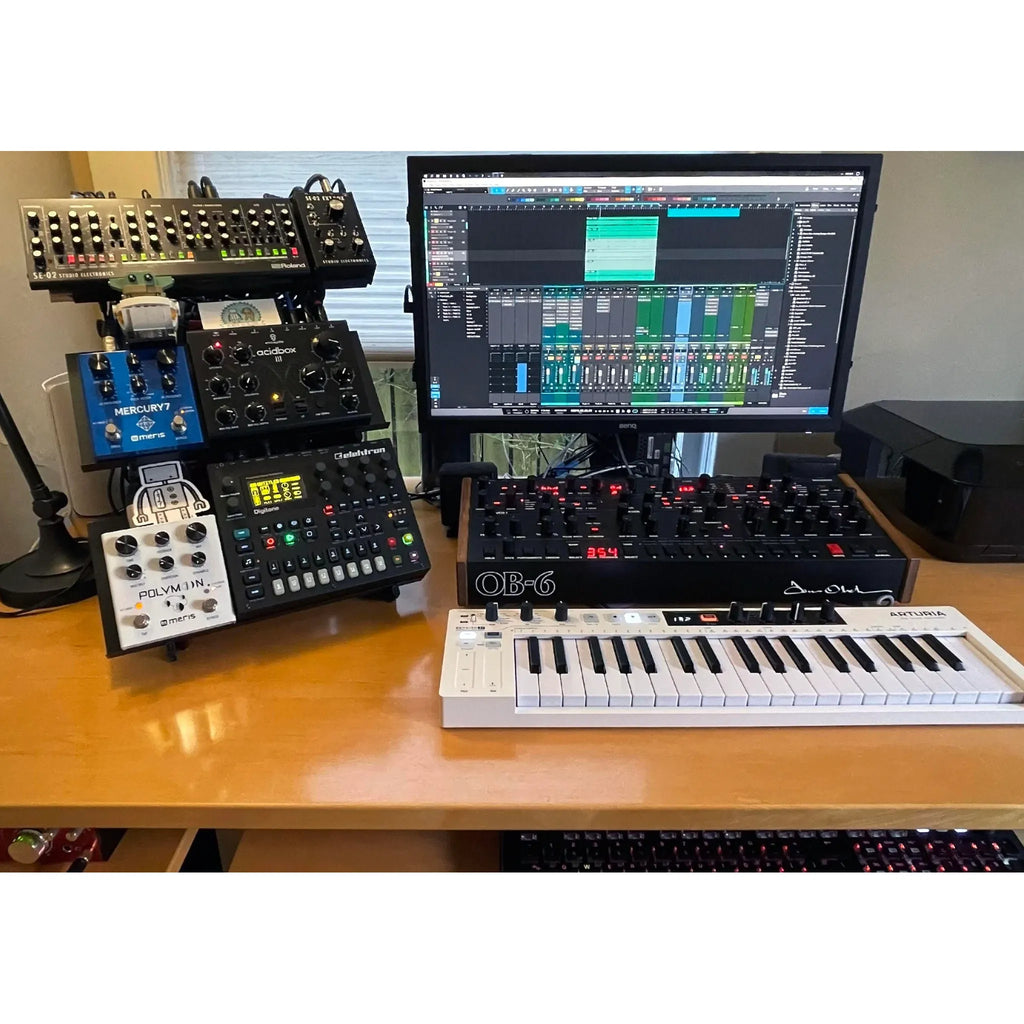 SynthRISE Ständer mit drei Expansion Shelves Medium und Synth-Equipment