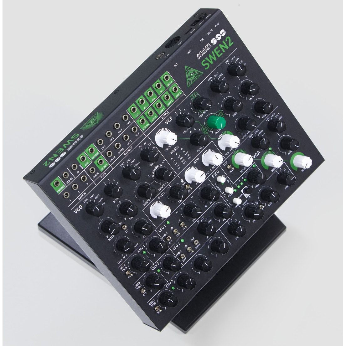 SWEN2 analoger Synthesizer, geneigt auf seinem Ständer